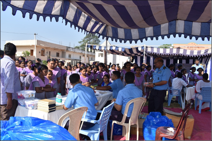 भारतीय नौसेना द्वारा अटचुटपुरम में मेडिकल कैंप आयोजित