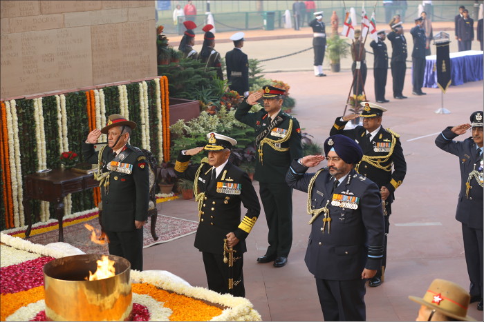 Service Chiefs pay homage  at Amar Jawan Jyoti, India Gate - Navy Day 2017