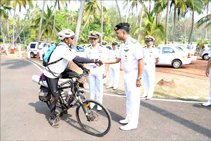 मेजर जनरल सोमनाथ झा (सेवानिवृत्त) 12,000 किमी साइकलिंग मिशन के दौरान भारतीय नौसेना अकादमी, एझीमाला पहुंचे