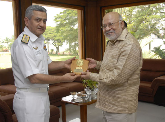Vice Admiral Satish Soni, Flag Officer Commanding in Chief Southern Naval Command presenting a memento to His Excellency Mr Tariq Ahmad Karim, the High Commissioner of Bangladesh to India