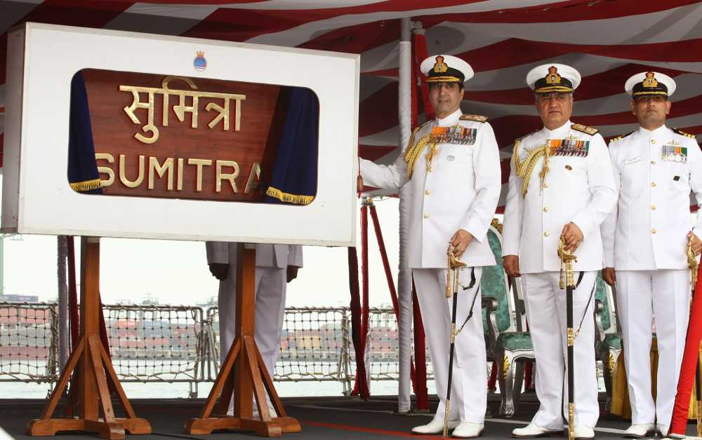 Admiral RK Dhowan, Chief of the Naval Staff unveiling the Ships Plaque along with Vice Admiral Satish Soni, FOC-in-C, East and Ships Commanding officer Commander MM Mokashi