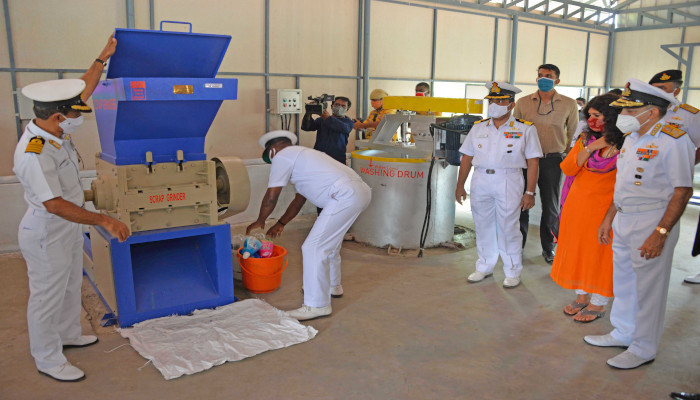 प्लास्टिक कचरा प्र्रबंधन  सुविधा का नौसेना बेस, कोच्चि में उद्घाटन