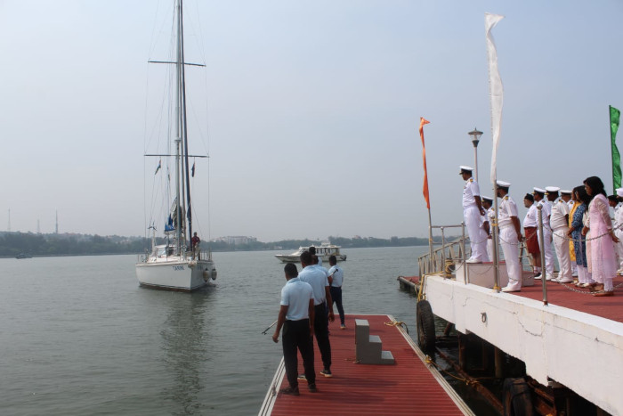 भारतीय नौसेना की महिला अधिकारियों द्वारा ऐतिहासिक ट्रांसओशनिक अभियान के बाद आई एन एस वी तारिणी विजयी होकर लौटी