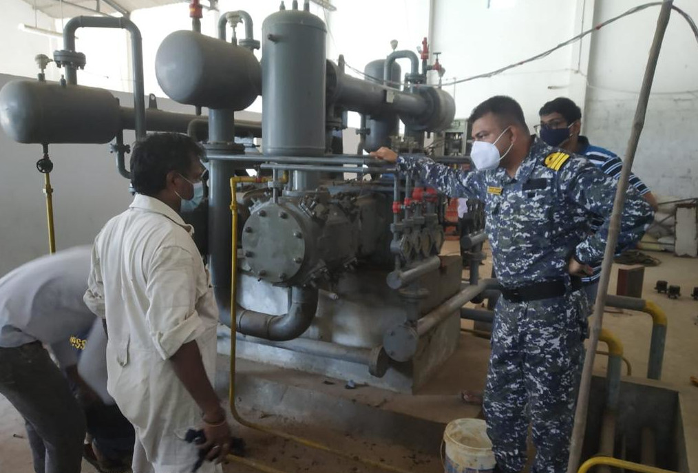 आंध्र प्रदेश में भारतीय नौसेना टीम द्वारा दो प्रमुख ऑक्सीजन प्लांटों की मरम्मत