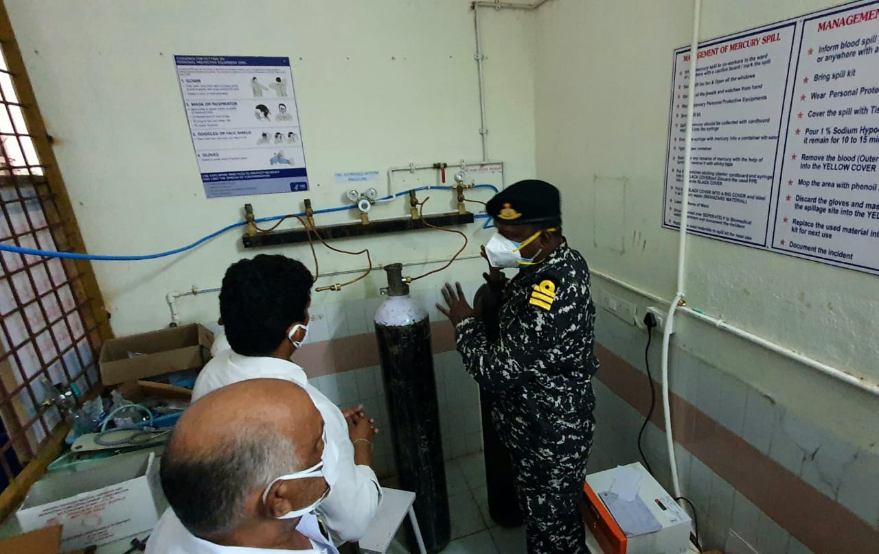 भारतीय नौसेना पलासा कोविड केयर सेंटर को 'ऑक्सीजन ऑन व्हील्स' प्रदान करती है