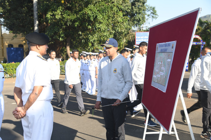 नौसेना प्रमुख ने जन्सकार नदी, लद्दाख के लिए चादर ट्रेक अभियान को हरी झंडी दिखाई