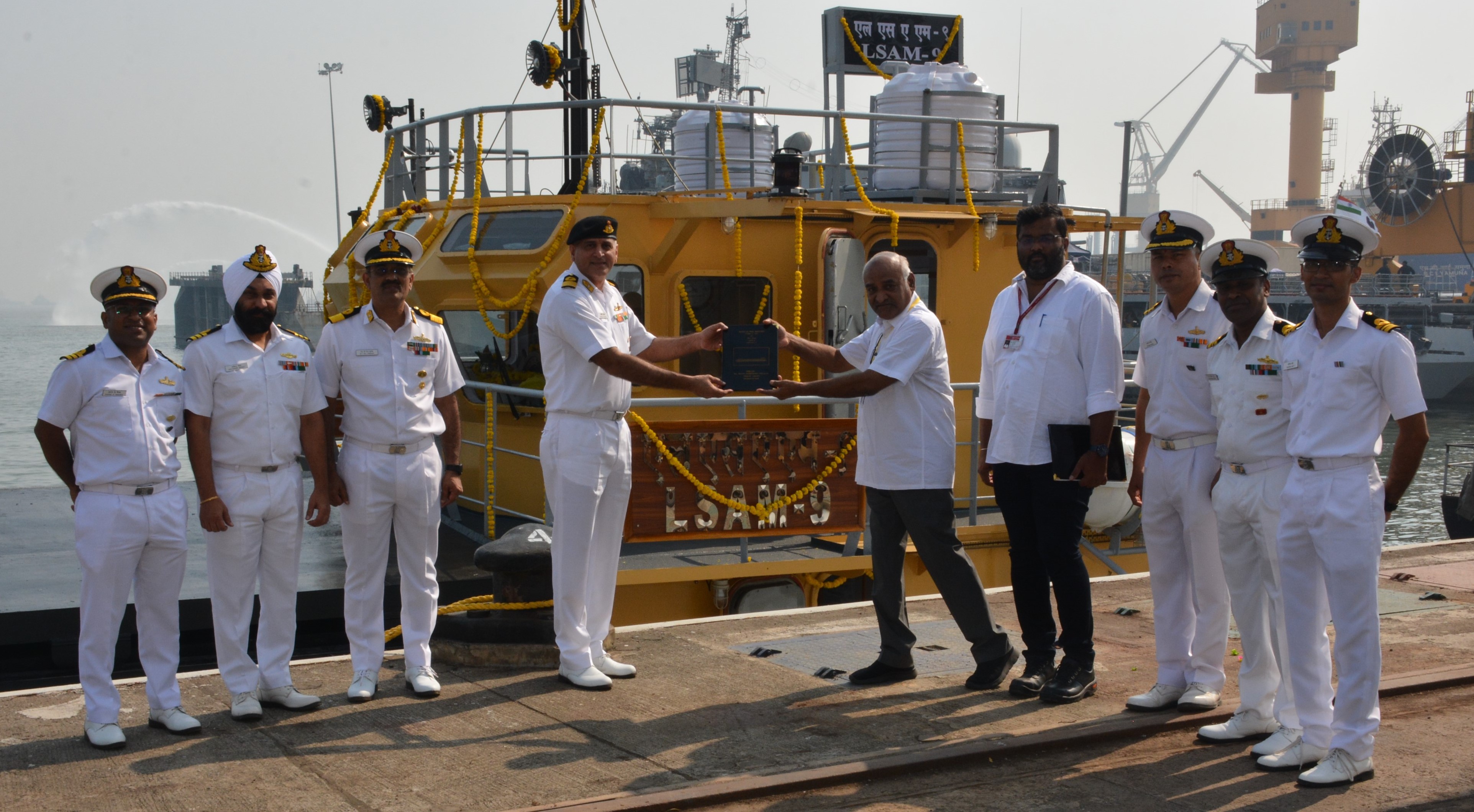 भा.नौ.पो. तूणीर के लिए मुंबई के नौसेना डॉकयार्ड में 22 नवंबर 23 को 08 x मिसाइल सह गोला बारूद (एम.सी.ए.) बार्ज परियोजना के तीसरे बार्ज, मिसाइल सह गोलाबारूद (एम. सी.ए.) बार्ज, एल.एस.ए.एम. 9 (यार्ड 77) की सुपुर्दगी