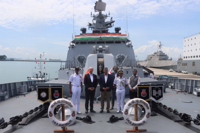 भारतीय नौसेना पोत शिवालिक सिंगापुर से रवाना