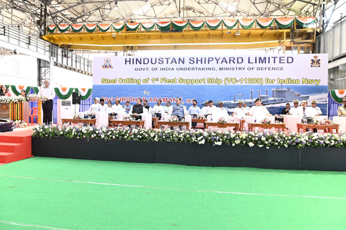 हिंदुस्तान शिपयार्ड लिमिटेड, विशाखापत्तनम में भारतीय नौसेना के लिए पहले फ्लीट सपोर्ट जहाज की स्टील कटिंग