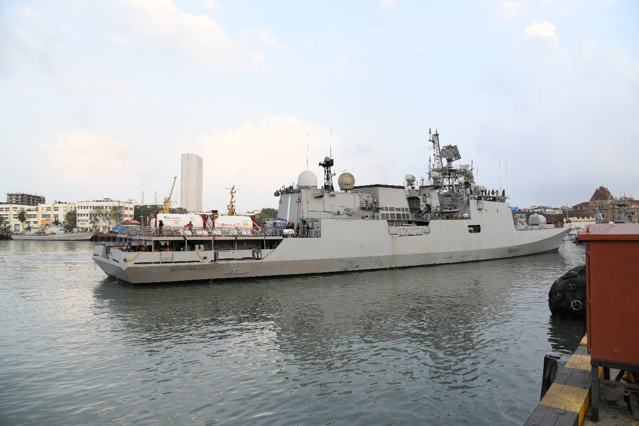 भा नौ पो त्रिकंड ऑपरेशन समुद्र सेतु II के तहत कोविड राहत सामग्री के साथ मुंबई पहुंचा