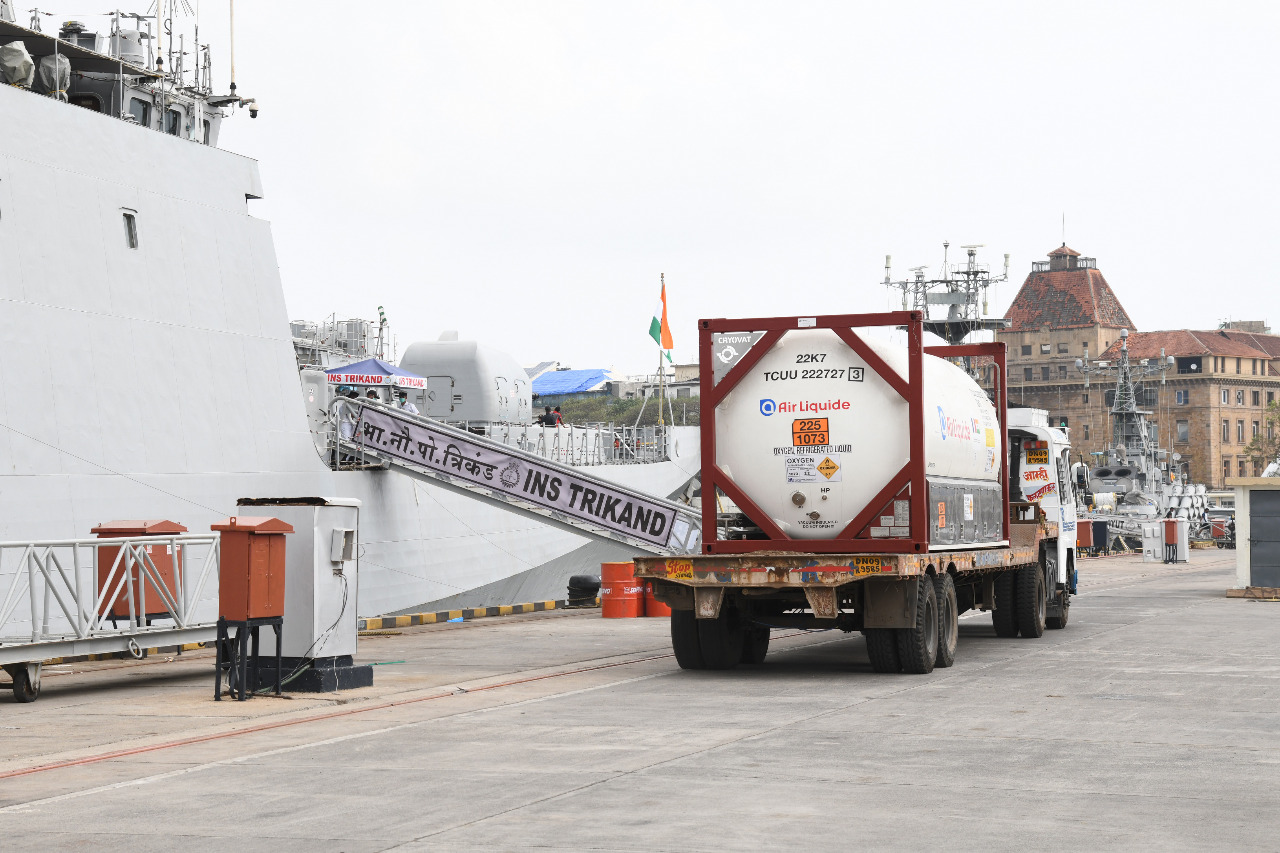 भा नौ पो त्रिकंड ऑपरेशन समुद्र सेतु II के तहत कोविड राहत सामग्री के साथ मुंबई पहुंचा