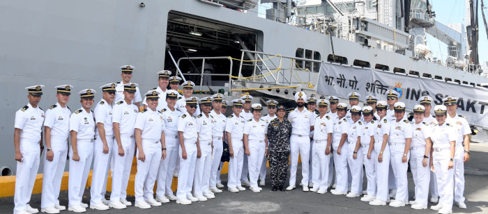 भारतीय नौसेना के पोत दिल्ली, शक्ति और किलटन ने दक्षिण चीन सागर में भारतीय नौसेना के पूर्वी बेड़े की परिचालन तैनाती के हिस्से के रूप में मनीला, फिलीपींस का दौरा किया
