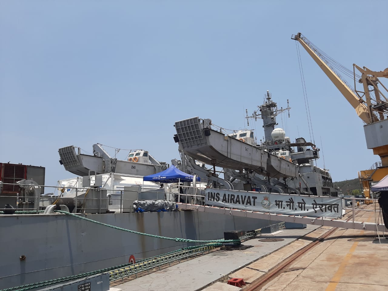 भारतीय नौसेना पोत एरावत, कोलकाता और त्रिकंद सिंगापुर, कुवैत और कतर से लिक्विड मेडिकल ऑक्सीजन और ज़रूरी चिकित्सा सामान के साथ भारत पहुंचा