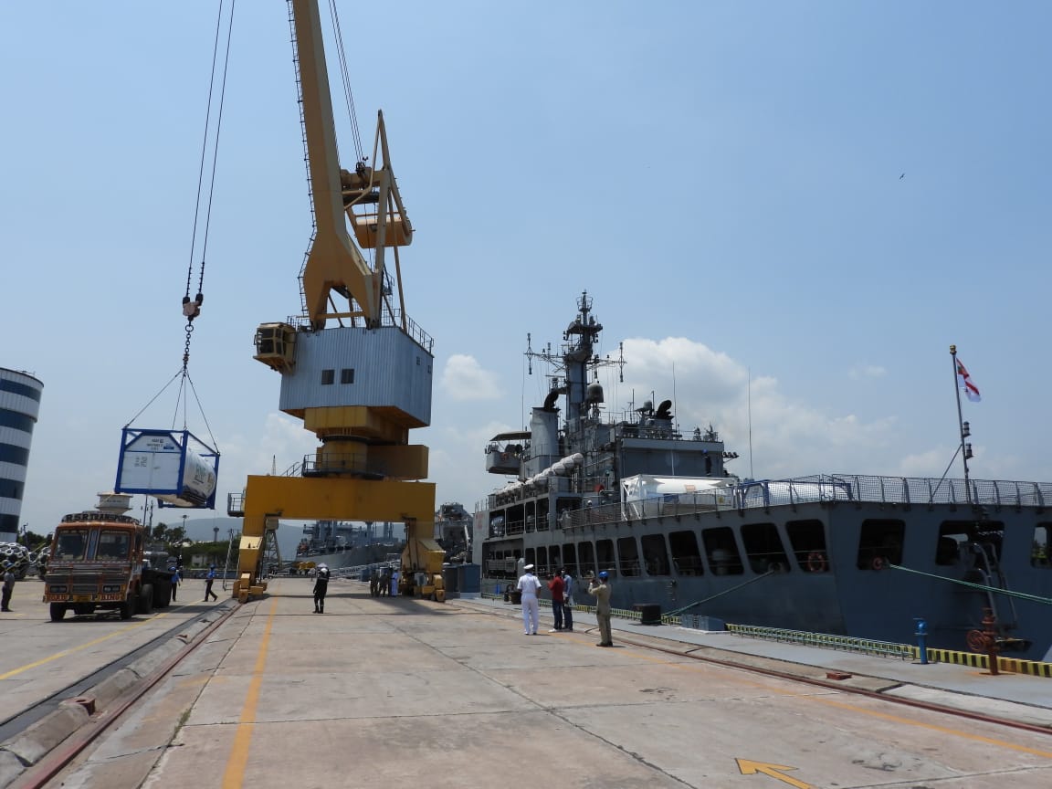 भारतीय नौसेना पोत एरावत, कोलकाता और त्रिकंद सिंगापुर, कुवैत और कतर से लिक्विड मेडिकल ऑक्सीजन और ज़रूरी चिकित्सा सामान के साथ भारत पहुंचा