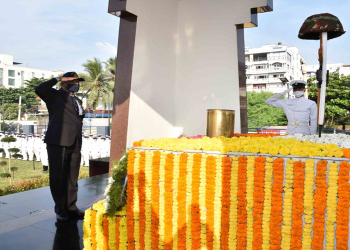 Floral Tributes Paid to Veers on Navy Day