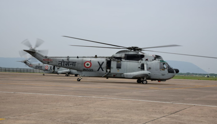 भारतीय नौसेना के हेलीकॉप्टरों ने जीवीएमसी के लिए हवाई सीडिंग एफटी विशाखापत्तनम किया