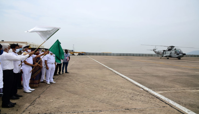 भारतीय नौसेना के हेलीकॉप्टरों ने जीवीएमसी के लिए हवाई सीडिंग एफटी विशाखापत्तनम किया