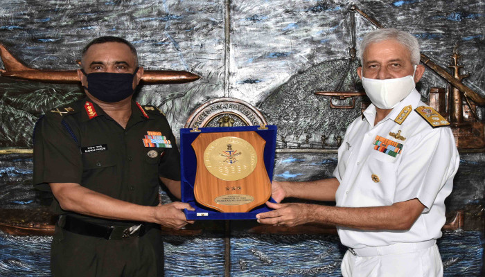 लेफ्टिनेंट जनरल मनोज पांडे सीआईएनसीएएन का पूर्वी नौसेना कमान का दौरा