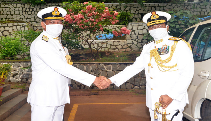 वाइस एडमिरल एम ए हम्पिहोली, एवीएसएम, एनएम ने कमांडेंट, भारतीय नौसेना अकादमी, एझिमाला का पदभार ग्रहण किया
