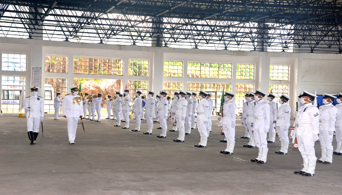 वाइस एडमिरल एम ए हम्पिहोली, एवीएसएम, एनएम ने कमांडेंट, भारतीय नौसेना अकादमी, एझिमाला का पदभार ग्रहण किया