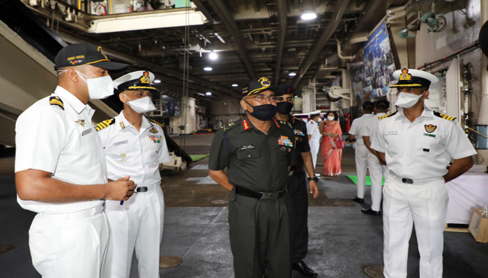 लेफ्टिनेंट जनरल मनोज पांडे सीआईएनसीएएन का पूर्वी नौसेना कमान का दौरा